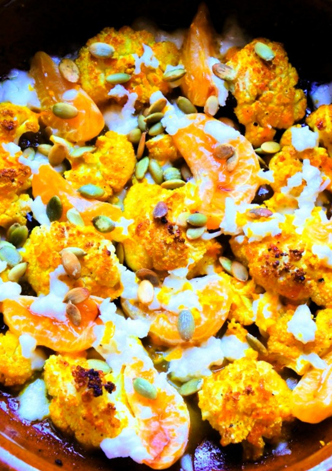 Una foto de Coliflor asada con mandarina y mozzarella fresca