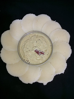सूजी इडली (Suji Idli recipe in Hindi) रेसिपी मुख्य फोटो