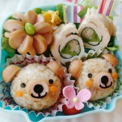 Bear & Flower Bento with 1 Wiener Sausage A picture of Bear & Flower Bento with 1 Wiener Sausage.