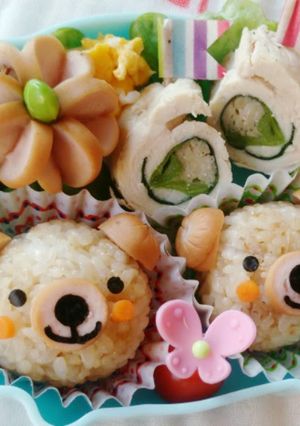 A picture of Bear & Flower Bento with 1 Wiener Sausage.