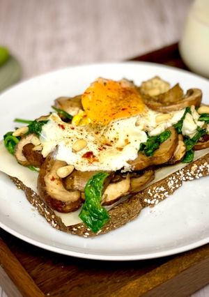 Una foto de 🇺🇸 Así comía Einstein: "HUEVOS CON ESPINACA y CHAMPIÑONES" (Estados Unidos)
