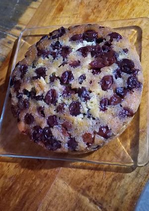 Una foto de Torta invertida de guindas en cacerola tipo essen
