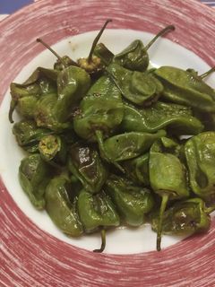 Una foto de Pimientos del padrón al horno