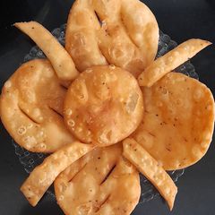 A picture of Diwali Snacks- Punjabi Maththi and Nimki.
