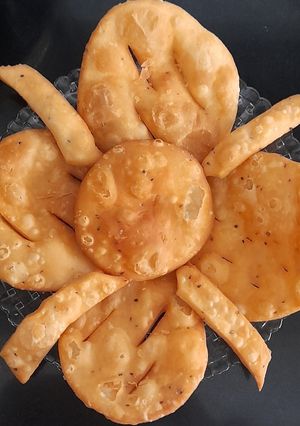 A picture of Diwali Snacks- Punjabi Maththi and Nimki.