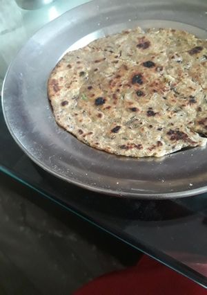 A picture of Daal ka paratha.