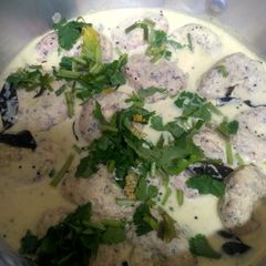 A picture of Black urud dhal dahi vada.