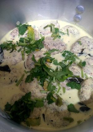 A picture of Black urud dhal dahi vada.