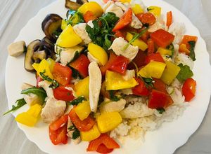 Hình của món Gà xào ớt chuông.