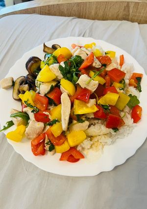Hình của món Gà xào ớt chuông.