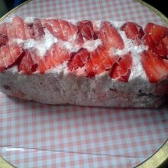 A picture of Strawberry Meringue Gelato Cake.