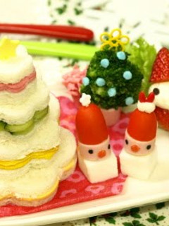 A picture of Christmas Tree Sandwiches.