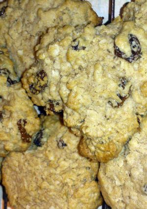 A picture of Oatmeal Raisin cookies.