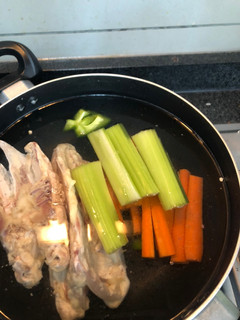 Una foto de Caldo de pollo (básicos de cocina)