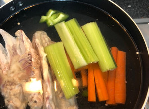 Una foto de Caldo de pollo (básicos de cocina)