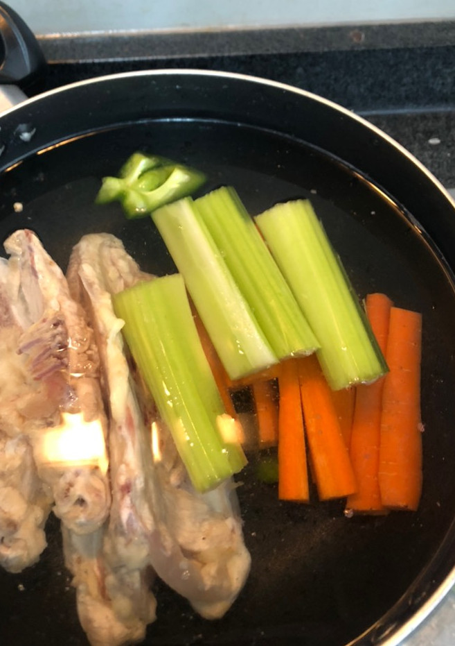 Una foto de Caldo de pollo (básicos de cocina)