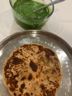 આલુ પરોઠા (Aloo Paratha Recipe In Gujarati) રેસીપી મુખ્ય ફોટો