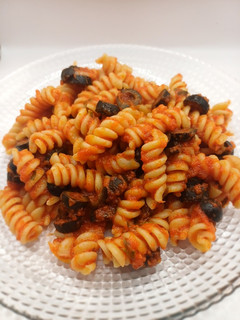 Una foto de Espirales con anchoas y albahaca