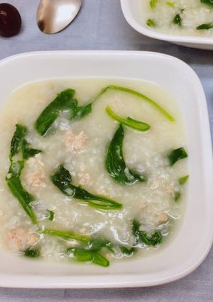 Hình của món Cháo thịt bằm rau bina.