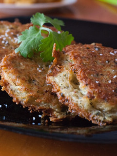 Una foto de Bramboráky checo (tortitas de patata y queso. Receta checa)