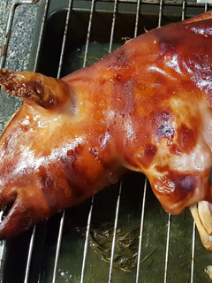 Una foto de Cochinillo al romero al horno