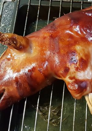 Una foto de Cochinillo al romero al horno