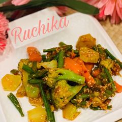 A picture of Stir fry veggies in schezwan sauce.