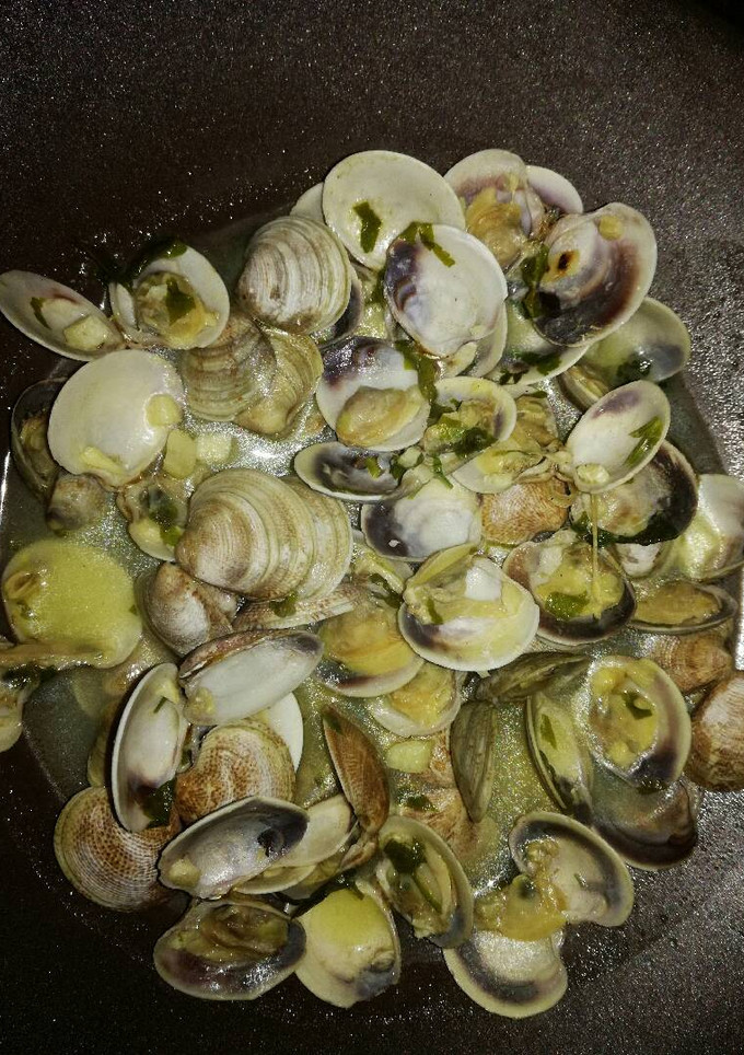 Una foto de Almejas al ajillo