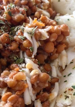 Una foto de Ensalada de lentejas y merluza a la plancha