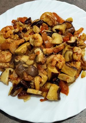 Una foto de Colas de carabinero peladas con setas shiitake y pimiento rojo