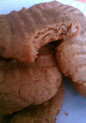 A picture of 3 ingredient peanut butter cookies.