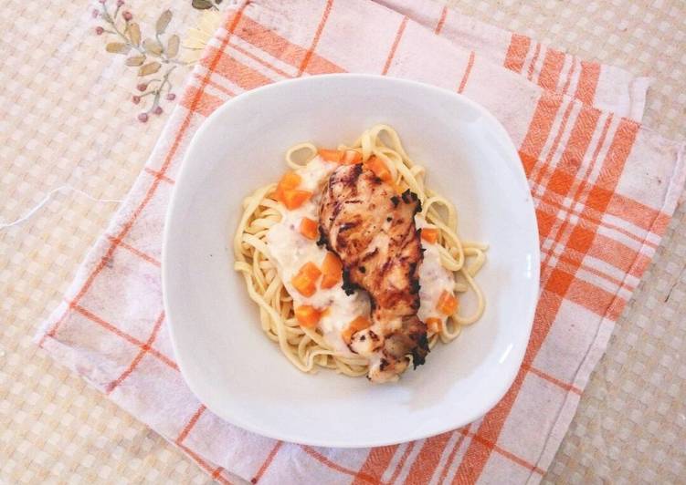 Bagaimana Menyiapkan Fettuccine Carbonara with Honey Grilled Chicken, Menggugah Selera