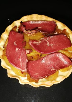 Une photo de Mini tartelette magrets séchés et pêches au sirop caramélisées