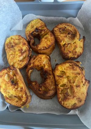 A picture of French Toast.