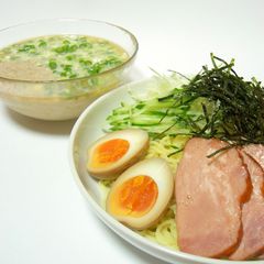 A picture of Cold Tonkotsu Ramen with Dipping Sauce.