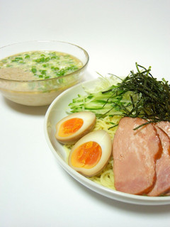 A picture of Cold Tonkotsu Ramen with Dipping Sauce.