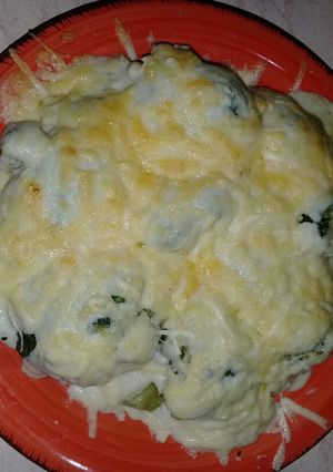 Una foto de Brócoli con salsa blanca y queso gratinado
