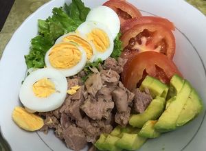 Una foto de Ensalada de atún, aguacate y huevo