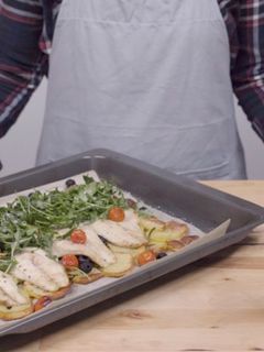 Ofenfisch mit Kartoffeln, bestrichen mit nativem Olivenöl extra Rezepthauptbild