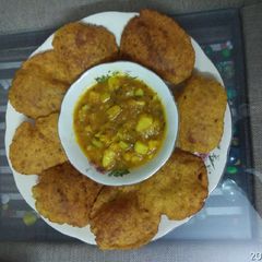 A picture of बेदमी पुरी और आलू साबजी(bedami Puri &Aloo Sabji).