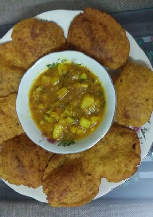 A picture of बेदमी पुरी और आलू साबजी(bedami Puri &Aloo Sabji).