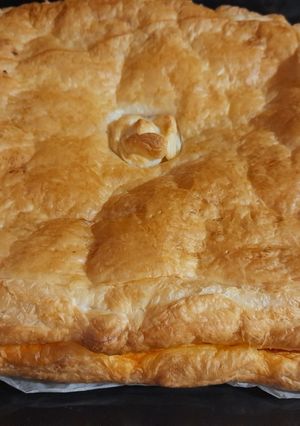 Una foto de Empanada de sobrasada, queso de cabra y miel