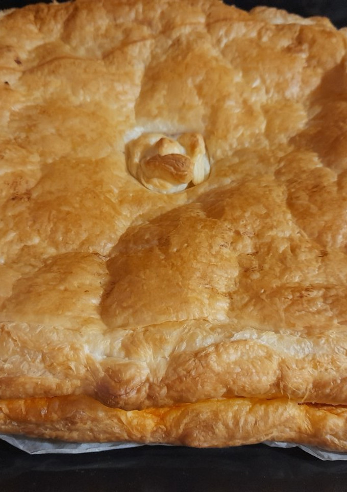 Una foto de Empanada de sobrasada, queso de cabra y miel