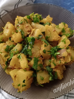 जीरा आलू (Jeera aloo recipe in hindi) रेसिपी मुख्य फोटो