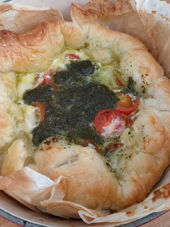 Una foto de Tartaleta de requesón, pesto y tomates en cocotte