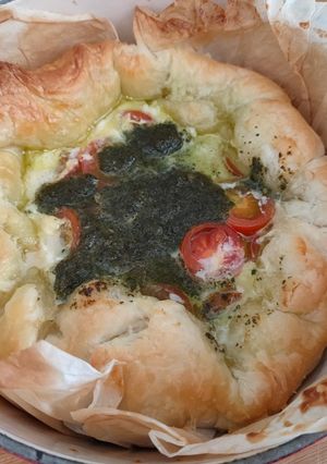 Una foto de Tartaleta de requesón, pesto y tomates en cocotte