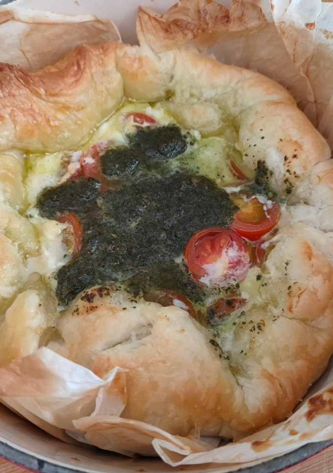 Una foto de Tartaleta de requesón, pesto y tomates en cocotte
