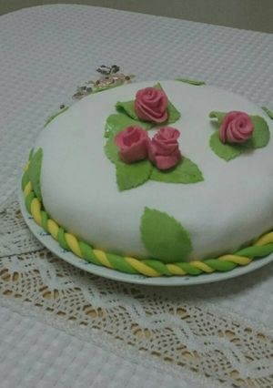 صورة لوصفة كيكه اسفنجيه مغلفه بعجينة السكر