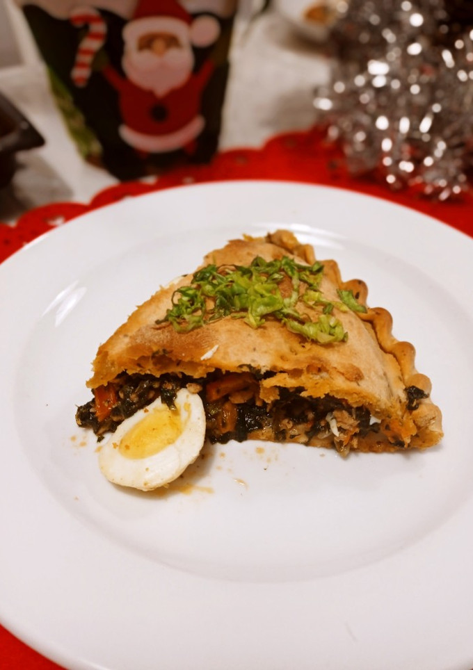 Una foto de Tarta de carne, espinacas y huevos ☃️😋