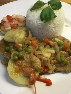 Una foto de Bife a la portuguesa con arroz y tostadas con salsa criolla!